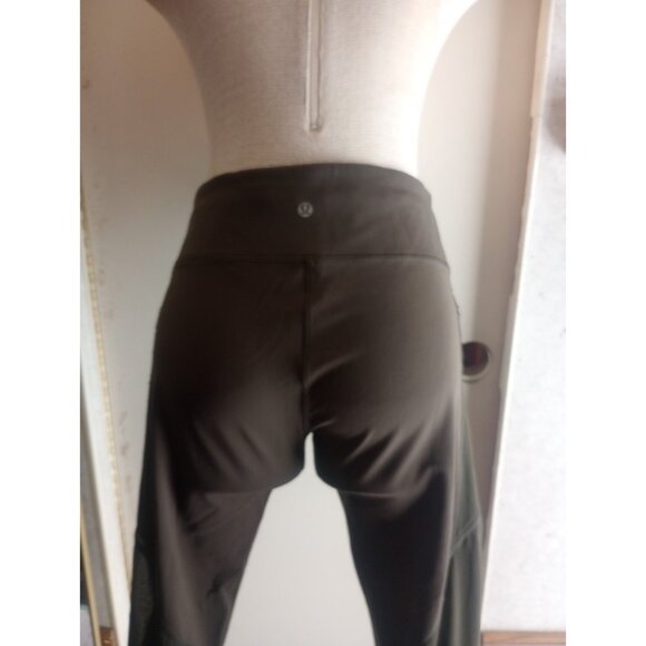 Lululemon capri leggings Dark Green  with a mesh fabric On Legs Sz 10 - Picture 3 of 10